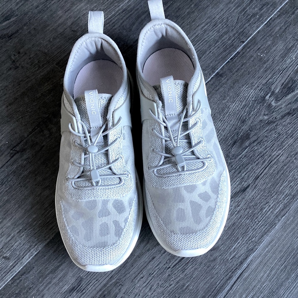Vionic size 8 women’s athletic shoes.